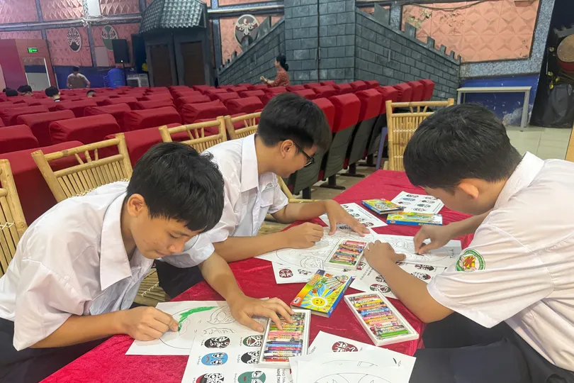 Học sinh Trường THPT Nguyễn Khuyến (phường Hòa Hưng) tìm hiểu về nghệ thuật hát bội