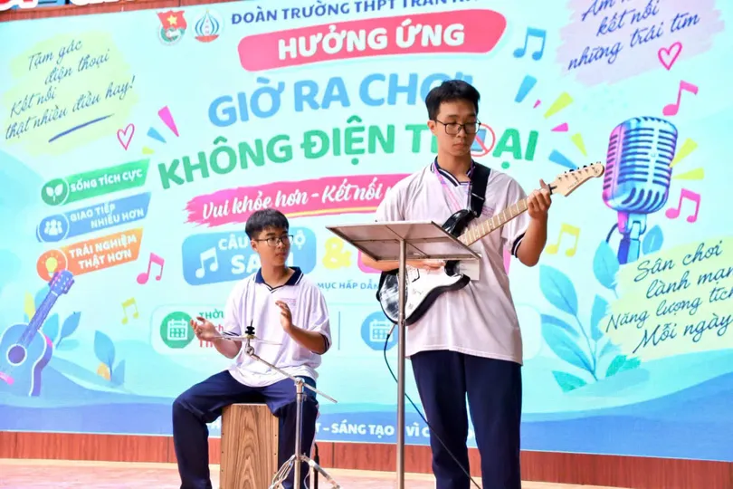 Học sinh Trường THPT Trần Khai Nguyên (phường An Đông) tham gia hoạt động văn nghệ vào giờ ra chơi không điện thoại