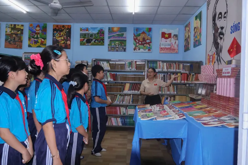 Học sinh Trường THCS Trương Công Định (phường Gia Định) tham quan học tập tại Thư viện Gia Định
