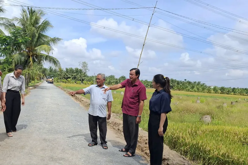 Đảng viên đồng bào Khmer gương mẫu hiến đất làm đường. Ảnh: SƠN MÃ LAI