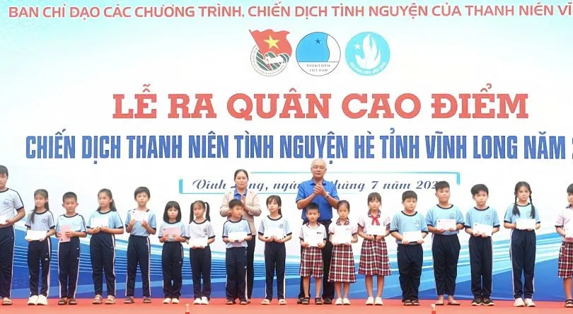 Trao học bổng cho các em học sinh vượt khó học giỏi trên địa bàn tỉnh Vĩnh Long