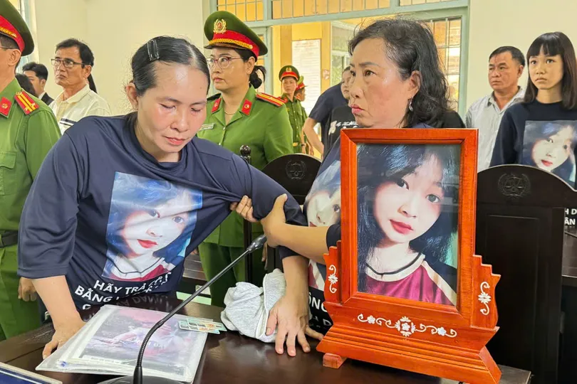Bà Nguyễn Thị Hiền (sinh năm 1981) mẹ nữ sinh Bảo Tr., có biểu hiện sức khỏe không đảm bảo nên HĐXX tạm hoãn phiên toà. Ảnh: TÍN HUY