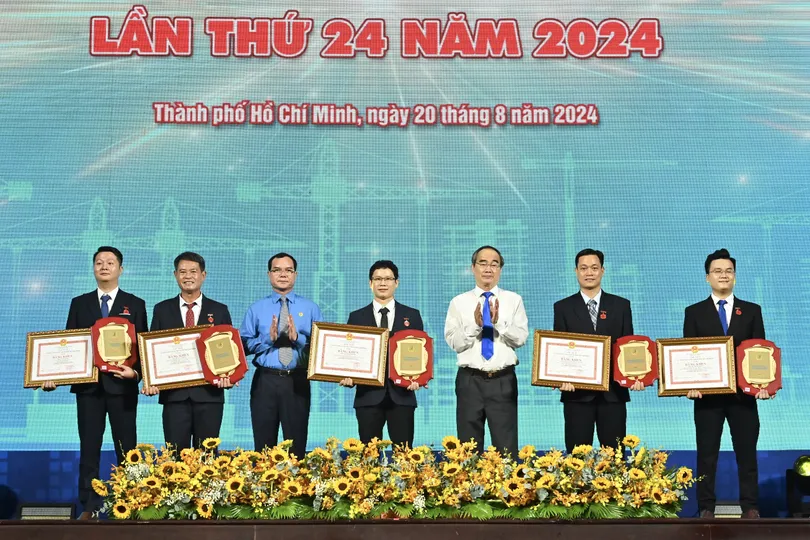 Các cá nhân được tuyên dương Giải thưởng Tôn Đức Thắng năm 2024. Ảnh: VIỆT DŨNG