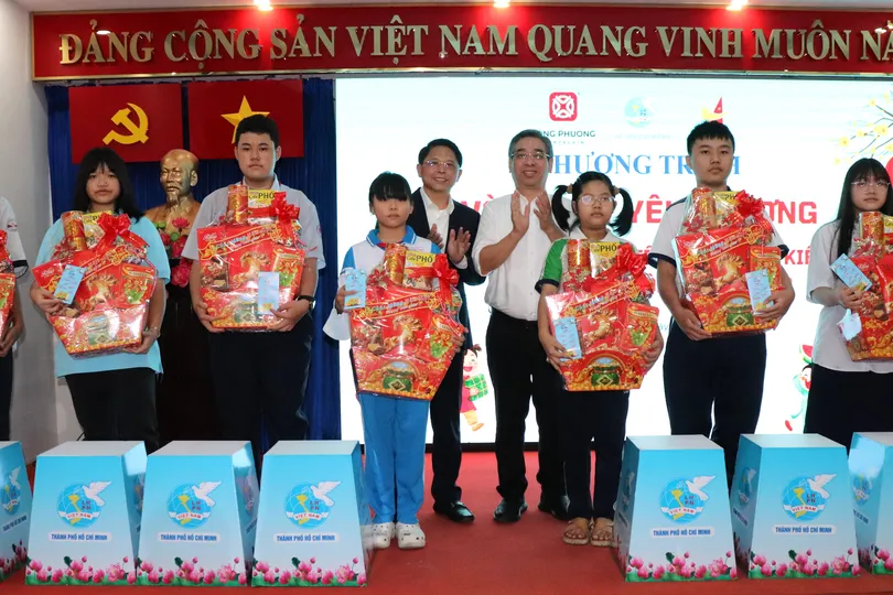 Đồng chí Nguyễn Phước Lộc trao quà và sổ tiết kiệm đến trẻ mồ côi do dịch Covid-19 