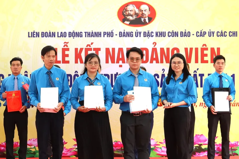 Trao quyết định kết nạp Đảng đối với công nhân, lao động ưu tú trong ngày 3-2. Ảnh: THÁI PHƯƠNG