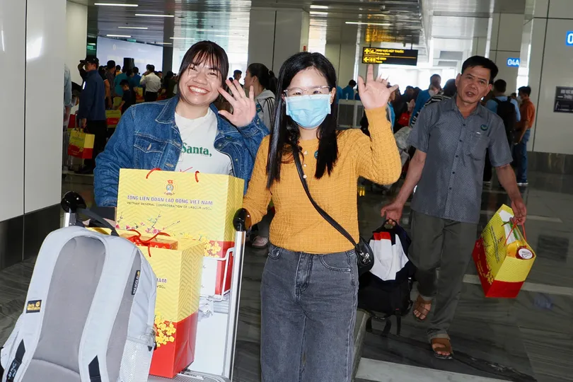 Người lao động trong niềm vui về quê đón tết trên “Chuyến bay Công đoàn - Xuân 2026”. Ảnh: HOÀNG HÙNG