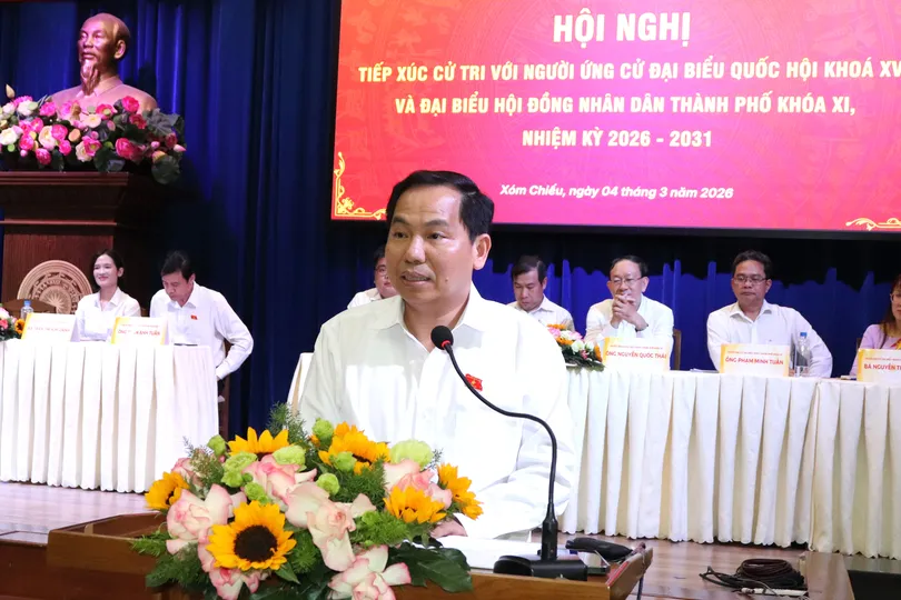 Ông Lê Quang Mạnh, Ủy viên Trung ương Đảng, Tổng Thư ký Quốc hội - Chủ nhiệm Văn phòng Quốc hội tại buổi tiếp xúc cử tri phường Xóm Chiếu. Ảnh: THÁI PHƯƠNG