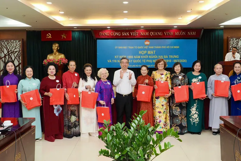 Đồng chí Nguyễn Phước Lộc tặng quà chúc mừng Ngày Quốc tế Phụ nữ 8-3 đến các đại biểu nữ. Ảnh: HOÀNG HÙNG