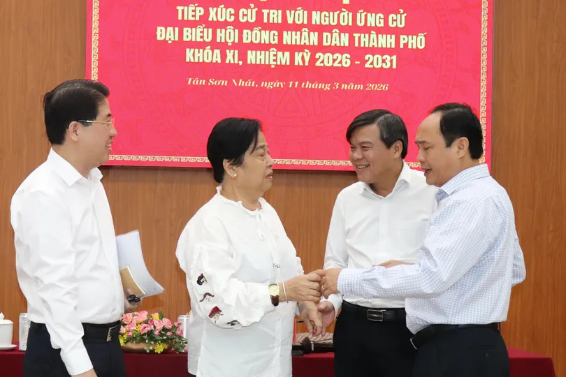 Những người ứng cử ĐB HĐND TPHCM tiếp xúc cử tri phường Tân Sơn Nhất. Ảnh: THÁI PHƯƠNG