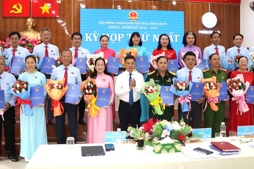 Phó Chủ tịch HĐND TPHCM Nguyễn Văn Dũng trao giấy chứng nhận đến các đại biểu HĐND phường Bình Quới. Ảnh: THÁI PHƯƠNG