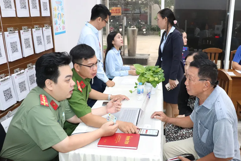Cán bộ phường Xóm Chiếu hướng dẫn người dân kích hoạt tài khoản định danh điện tử mức độ 2;