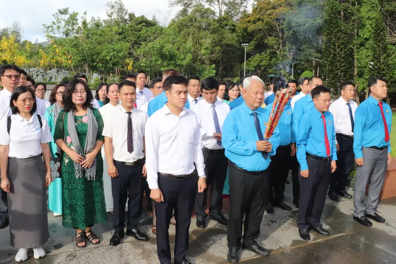 Đoàn dâng hương tưởng niệm các Anh hùng liệt sĩ tại Nghĩa trang Hàng Dương