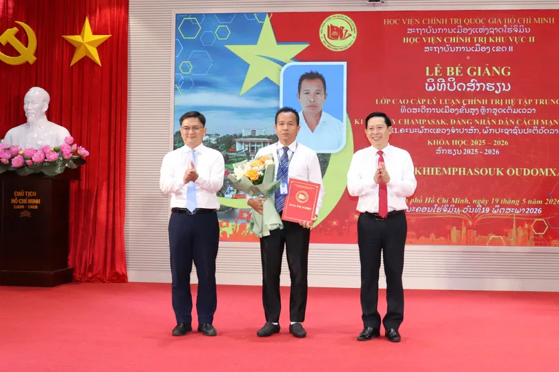 Đồng chí Nguyễn Mạnh Cường và đồng chí Nguyễn Tấn Vinh trao bằng tốt nghiệp đến học viên tham gia lớp học