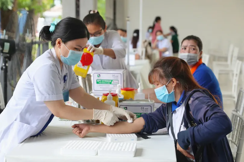 Nữ công nhân được khám sức khỏe tại chương trình. Ảnh: HOÀNG TRIỀU