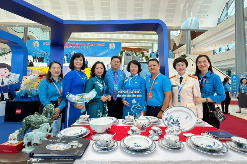 Đại biểu tham quan các gian hàng trưng bày sản phẩm, sáng kiến tiêu biểu của người lao động