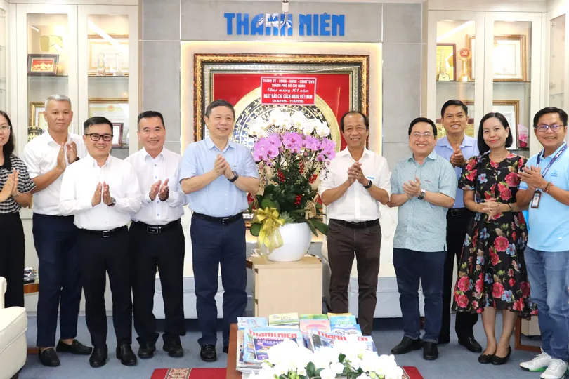 Trưởng Ban Tuyên giáo và Dân vận Thành ủy TPHCM Dương Anh Đức thăm Báo Thanh Niên. Ảnh: THÁI PHƯƠNG
