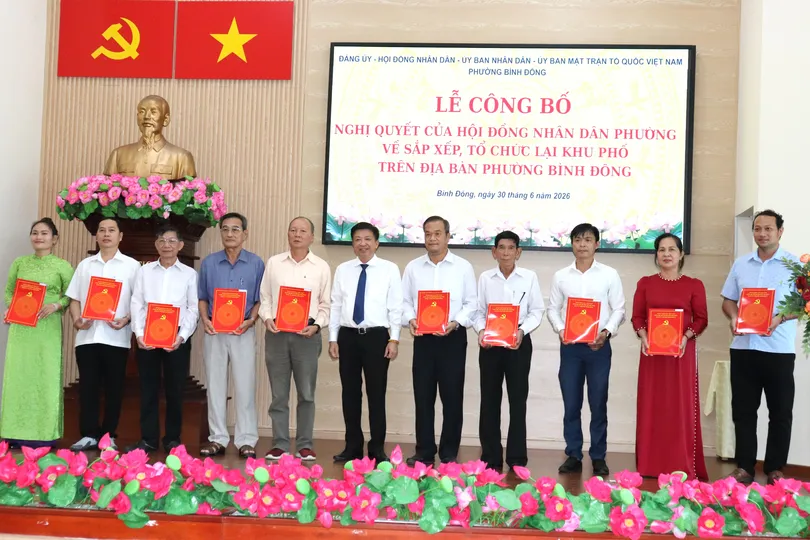 Bí thư Đảng ủy, Chủ tịch HĐND phường Bình Đông Võ Thành Khả trao quyết định đến cán bộ khu phố mới sau sắp xếp