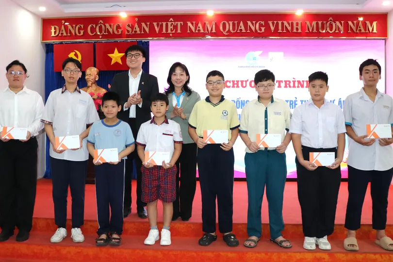 Dự án “Tự lực vì chính tôi” trao học bổng đến trẻ mồ côi tại TPHCM