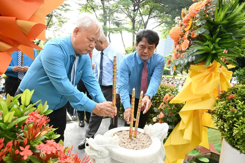Chủ tịch Liên đoàn Lao động TPHCM Bùi Thanh Nhân dâng hương tưởng nhớ Bác Tôn tại tượng đài Chủ tịch Tôn Đức Thắng. Ảnh: VIỆT DŨNG