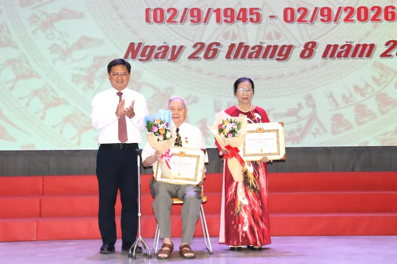 Phó Chủ tịch UBND TPHCM Nguyễn Mạnh Cường trao Huy hiệu Đảng đến đảng viên cao tuổi Đảng phường Bình Lợi Trung