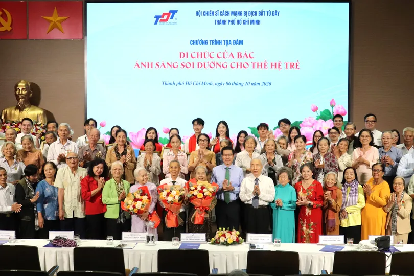 Các đại biểu cùng các thí sinh đạt giải tại hội thi