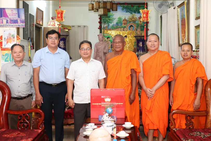 Đoàn thăm, chúc mừng Lễ Sen Dolta năm 2026 tại chùa Chantarangsay