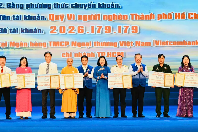 Phó Bí thư Thành ủy TPHCM Nguyễn Phước Lộc trao thư cảm ơn đến các đơn vị, tổ chức ủng hộ Quỹ "Vì người nghèo". Ảnh: VIỆT DŨNG