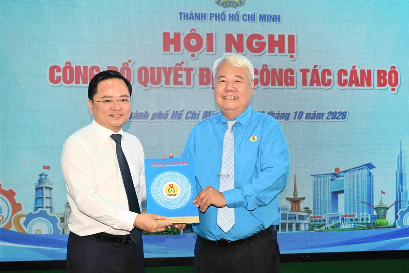 Chủ tịch Tổng LĐLĐ Việt Nam Nguyễn Anh Tuấn trao quyết định đến đồng chí Võ Khắc Thái. Ảnh: VIỆT DŨNG