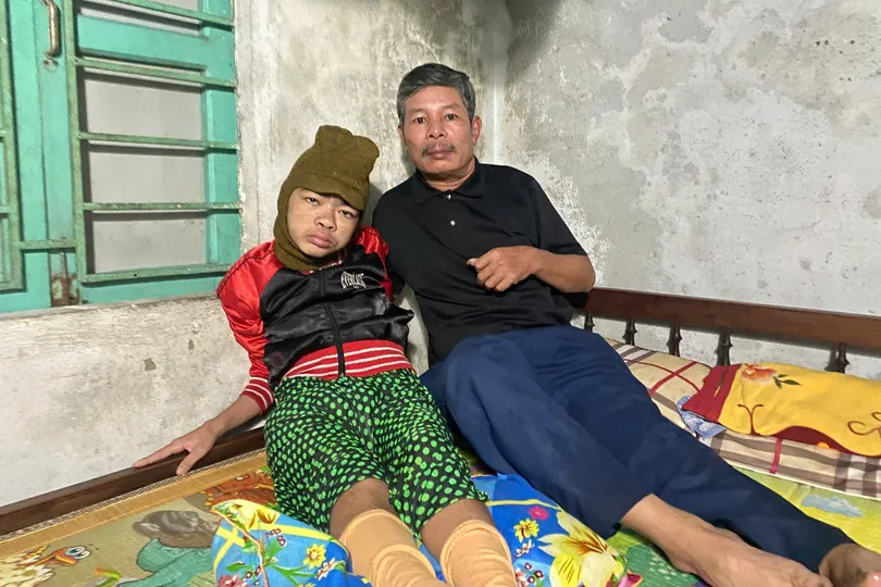 Gia đình nghèo oằn mình chống chọi với bệnh tật