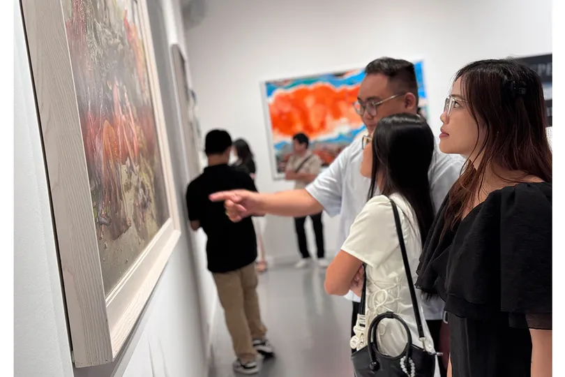 Áp lực “rực rỡ” đè nặng người trẻ