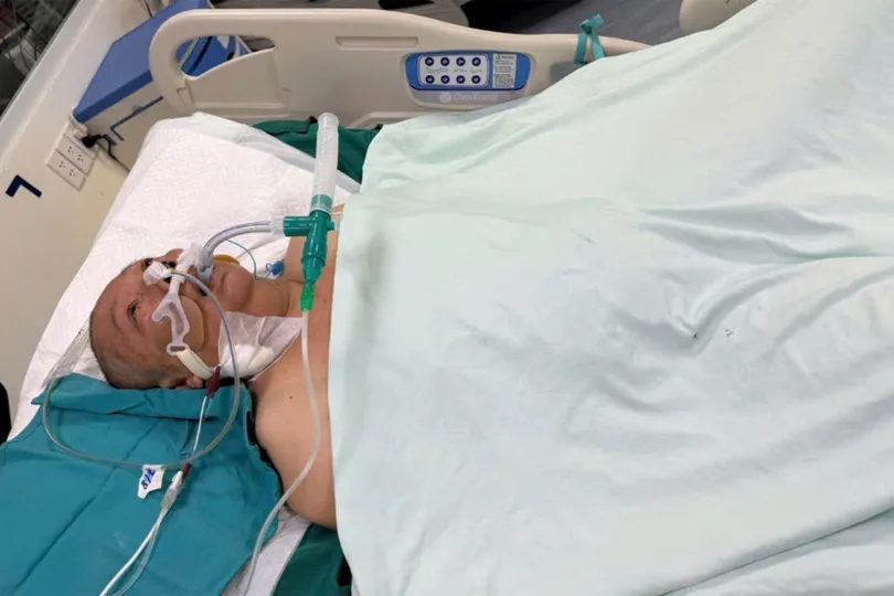 Tài xế xe công nghệ bất lực vì thiếu tiền chữa bệnh cho mẹ