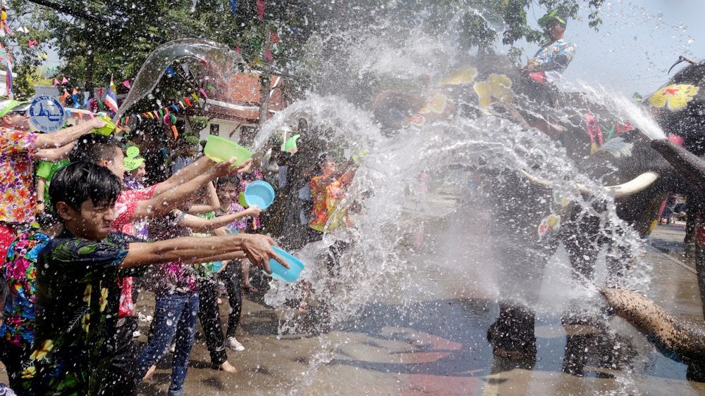 泰国新年又称宋干节,节日活动包括沐浴净身,人们互相泼水祝福