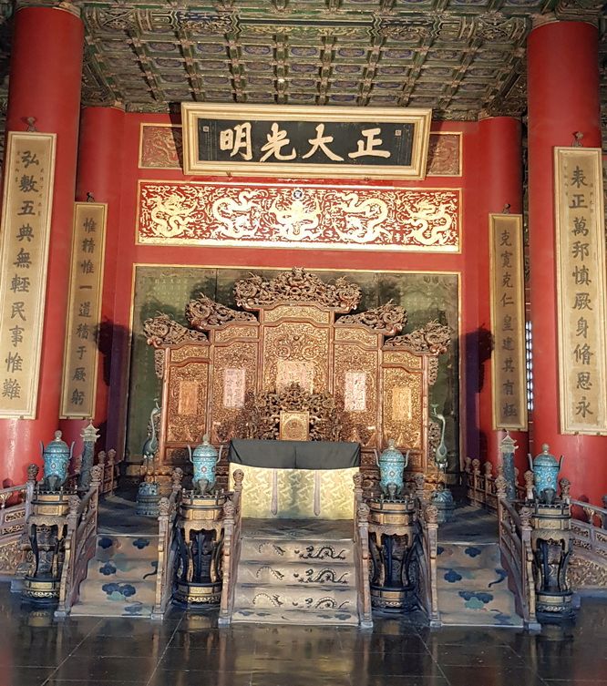 乾清宫御座是清朝历代皇帝接见大臣的地方.