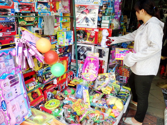 消费者在购买中国的儿童玩具(示意图源:互联网)