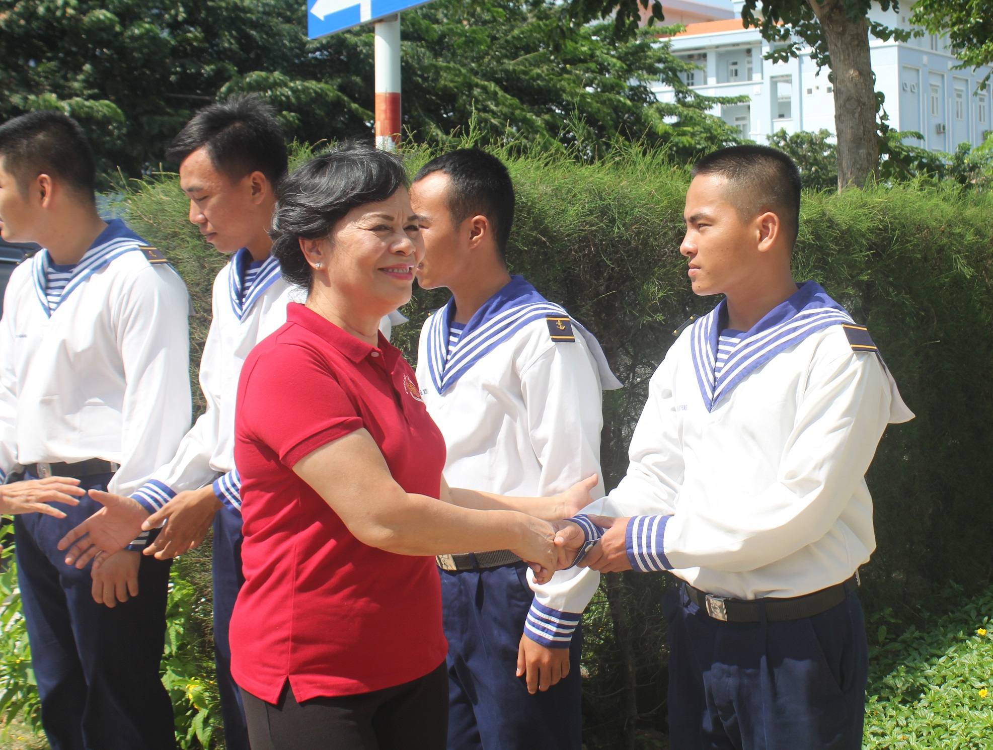 Phu nhân nguyên Chủ tịch nước Trương Tấn Sang động viên, thăm hỏi chiến sĩ Vùng 2 Hải quân