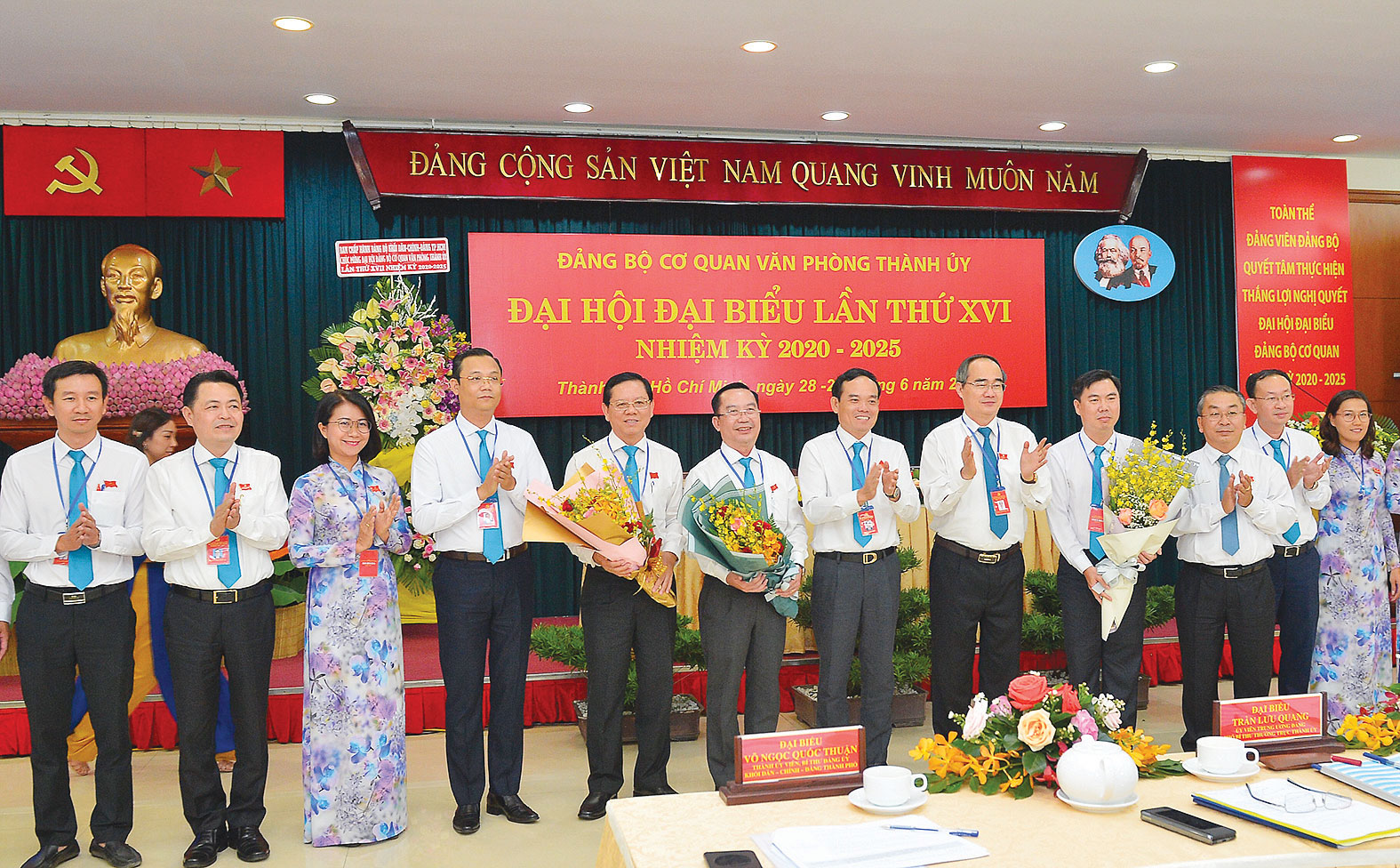 Bí thư Thành ủy TPHCM Nguyễn Thiện Nhân, Phó Bí thư Thường trực Thành ủy TPHCM Trần Lưu Quang tặng hoa chúc mừng  Ban Chấp hành Đảng bộ Cơ quan Văn phòng Thành ủy. Ảnh: VIỆT DŨNG