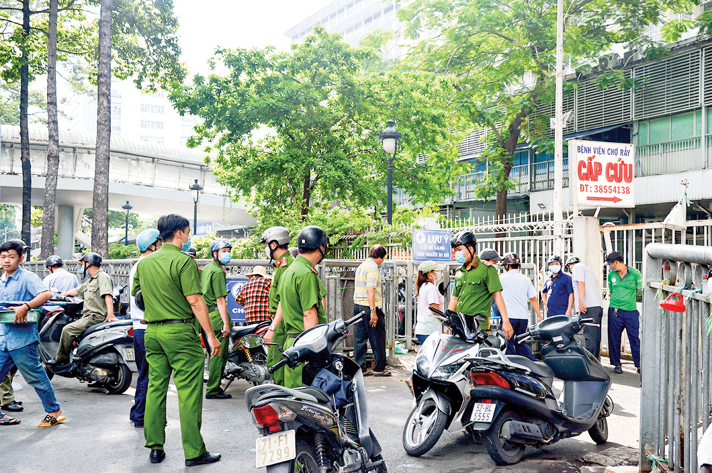 Lực lượng chức năng ra quân chấn chỉnh tình trạng mất an toàn giao thông trước cổng BV Chợ Rẫy sáng 6-9