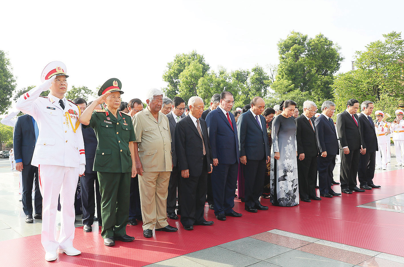 Lãnh đạo Đảng, Nhà nước dự lễ tưởng niệm các Anh hùng liệt sĩ tại Đài tưởng niệm các Anh hùng liệt sĩ (đường Bắc Sơn, Hà Nội). Ảnh: QUANG PHÚC