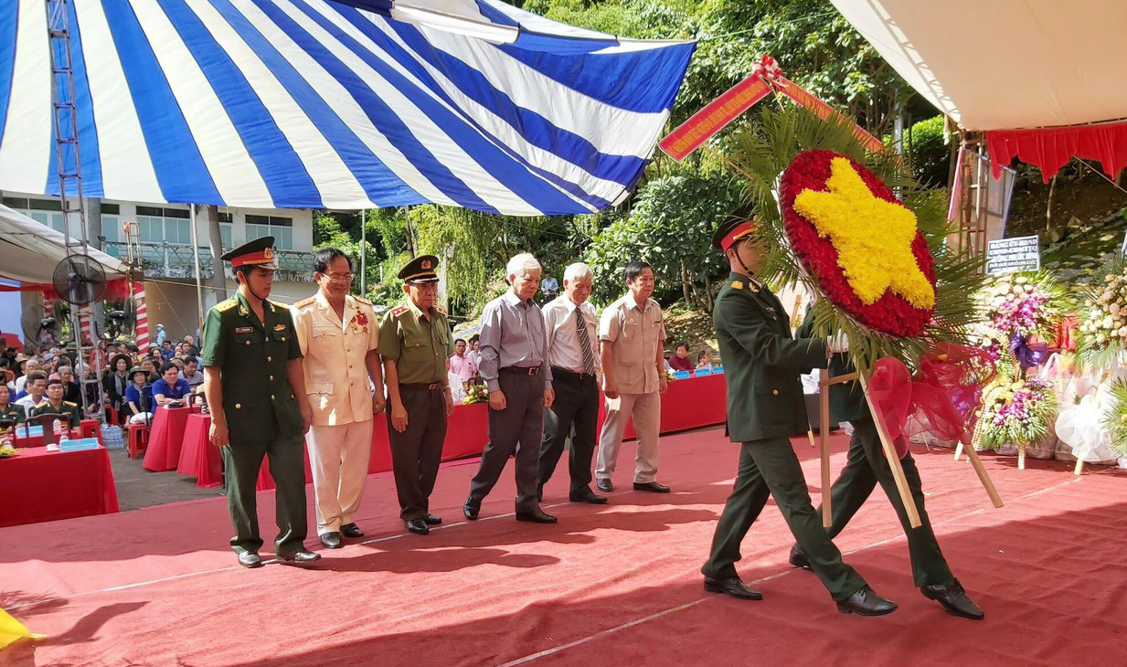 Nguyên Chủ tịch nước Nguyễn Minh Triết cùng các cựu chiến binh, cựu cán bộ Đoàn phía Nam và lãnh đạo tỉnh Bình Phước viếng anh linh Bác Hồ, các anh hùng liệt sĩ, đồng bào tử nạn tại núi Bà Rá (thị xã Phước Long)