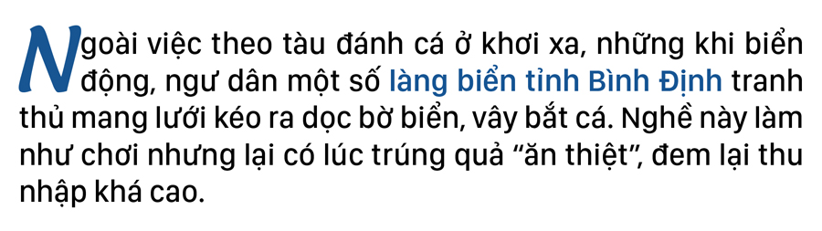 Xem ngư dân kéo lưới bắt cá dọc bờ biển ảnh 1