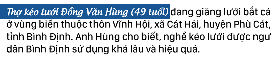 Xem ngư dân kéo lưới bắt cá dọc bờ biển ảnh 5