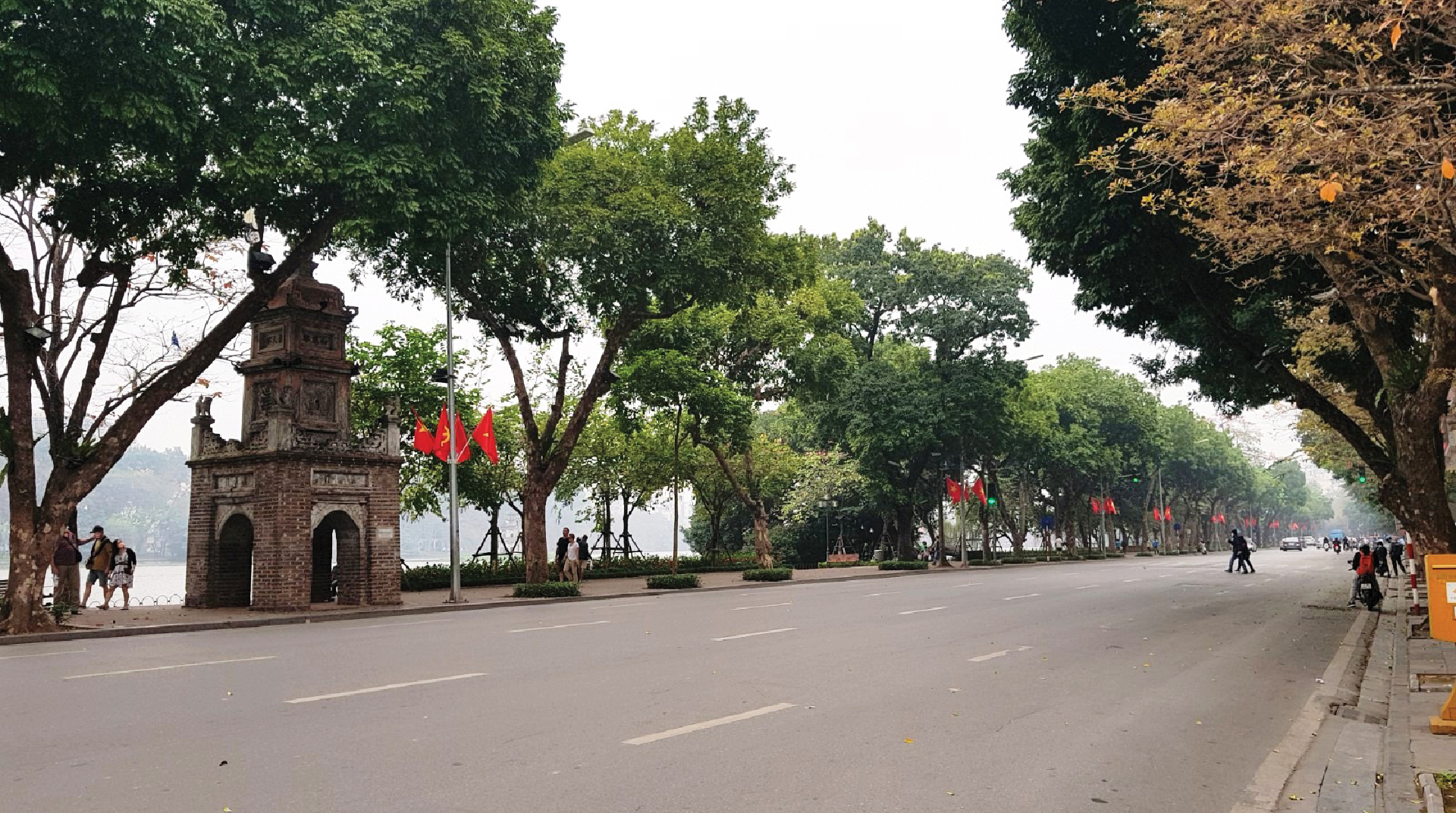 Đường phố Hà Nội đìu hiu, hàng quán đóng cửa vì Covid-19 ảnh 2