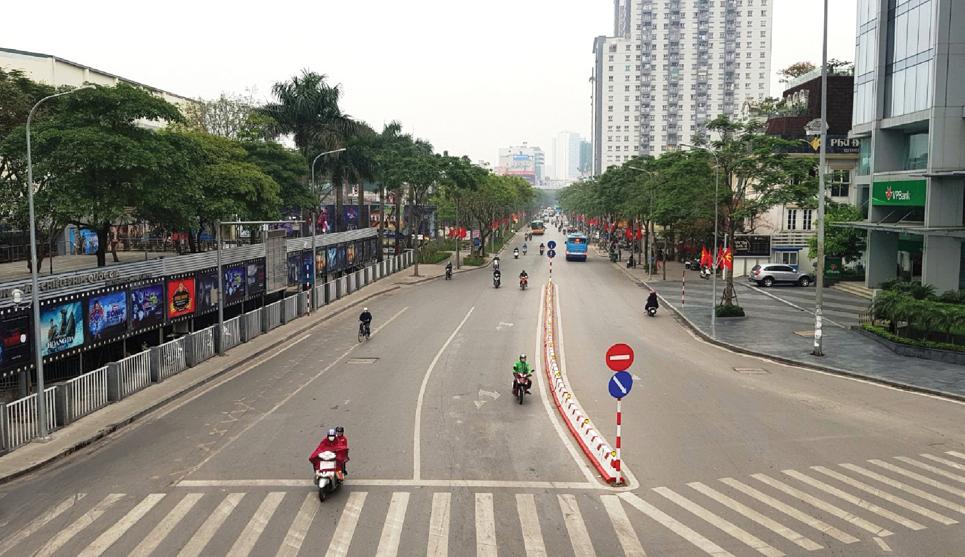 Đường phố Hà Nội đìu hiu, hàng quán đóng cửa vì Covid-19 ảnh 8
