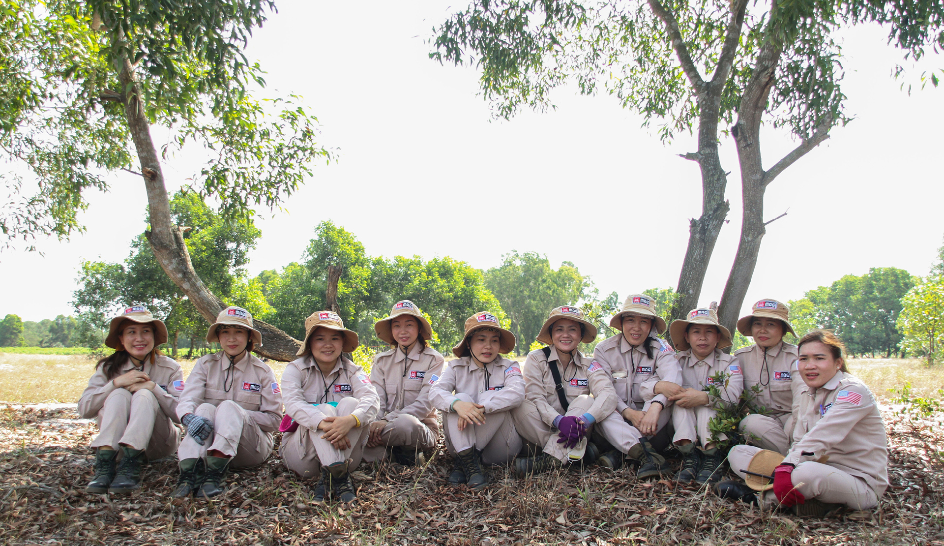 Những cô gái 'săn' bom chùm ảnh 19