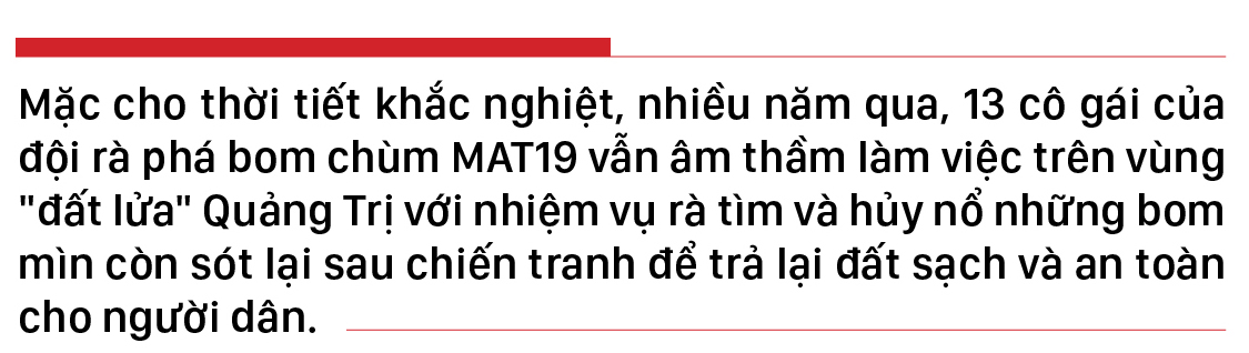 Những cô gái 'săn' bom chùm ảnh 1