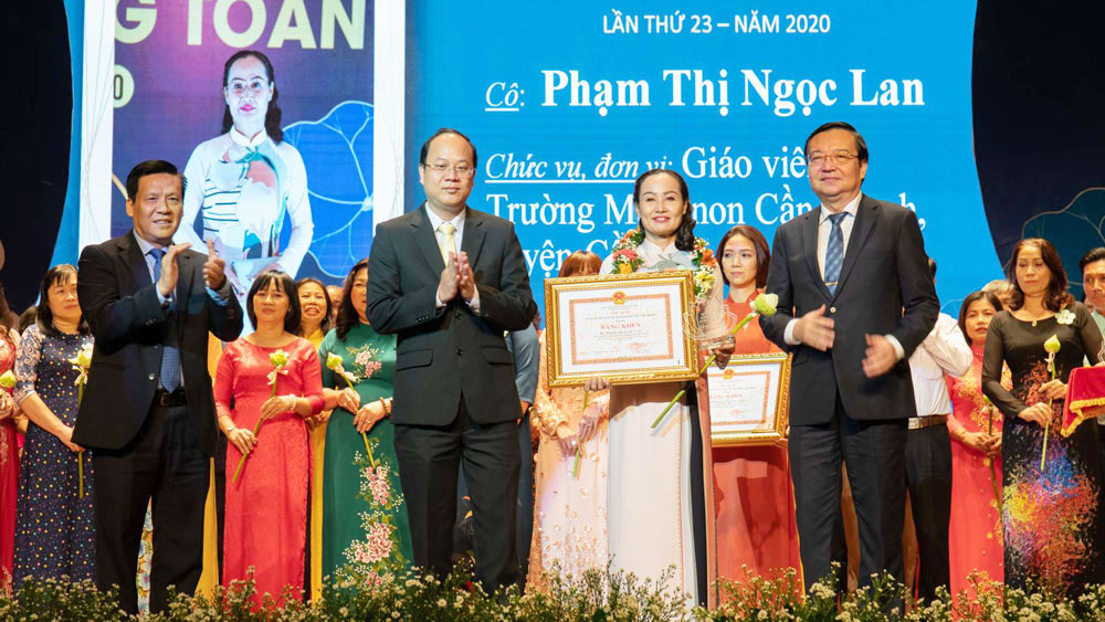 Phó Bí thư Thành ủy TPHCM Nguyễn Hồ Hải, Giám đốc Sở GD-ĐT TPHCM Lê Hồng Sơn, Phó Tổng Biên tập phụ trách Báo SGGP Nguyễn Ngọc Anh trao tặng giải thưởng Võ Trường Toản. Ảnh: HOÀNG HÙNG