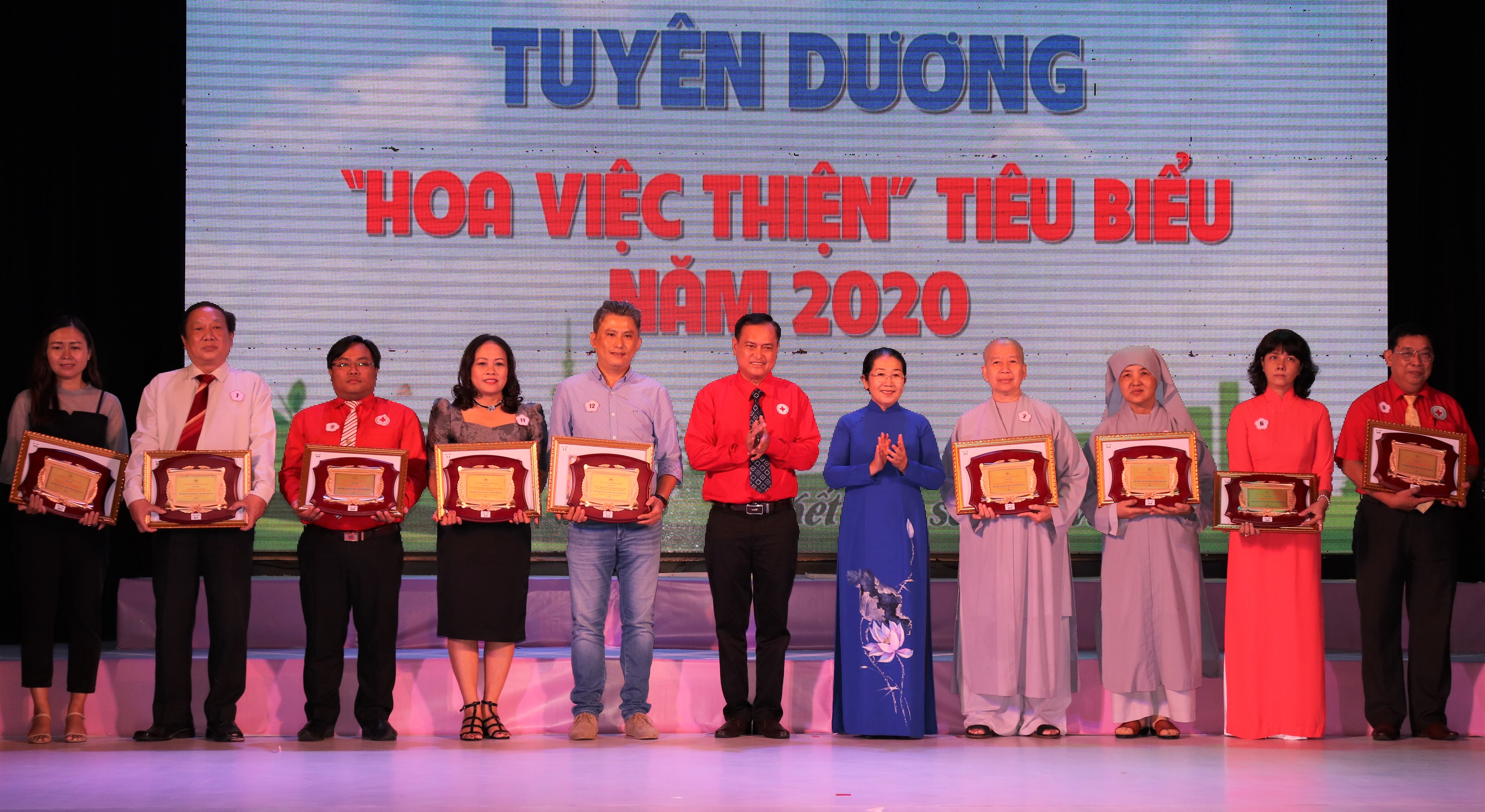 Nguyên Phó Bí thư Thành ủy TPHCM Võ Thị Dung tuyên dương những điển hình 