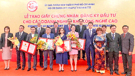 Leaders of HCMC congratulated the nine businesses receiving their investment approval permit. (Photo: SGGP)