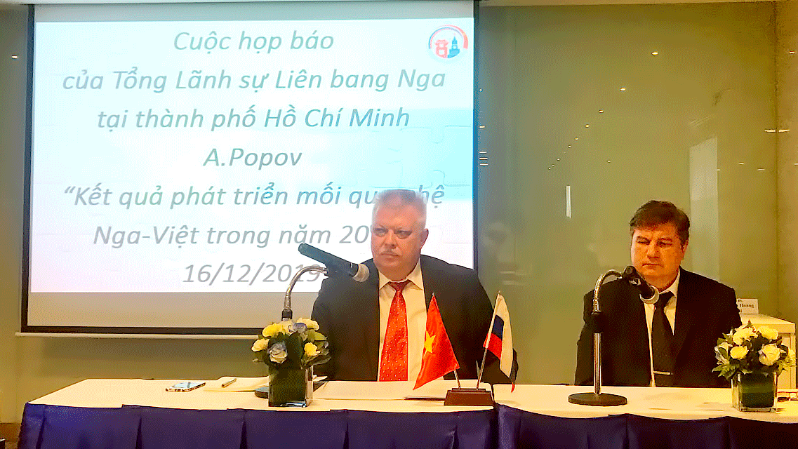 General Consul of Russia in Ho Chi Minh City Aleksei Popov (L) at a press conference 