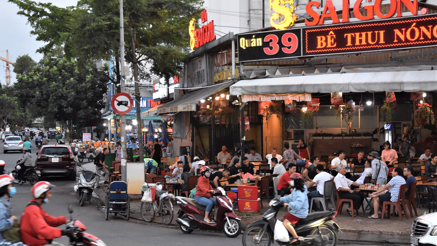 Nhiều quán nhậu trên trục đường Song Hành (phường An Phú, quận 2, TPHCM) đua nhau lấn chiếm vỉa hè, lòng lề đường